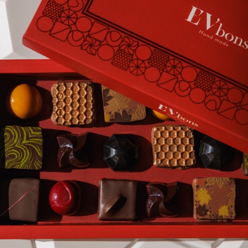 Двойна селекция от ръчно изработени шоколадови бонбони