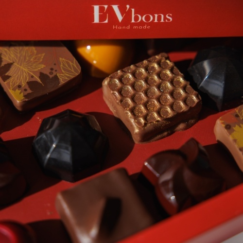 Двойна селекция от ръчно изработени шоколадови бонбони