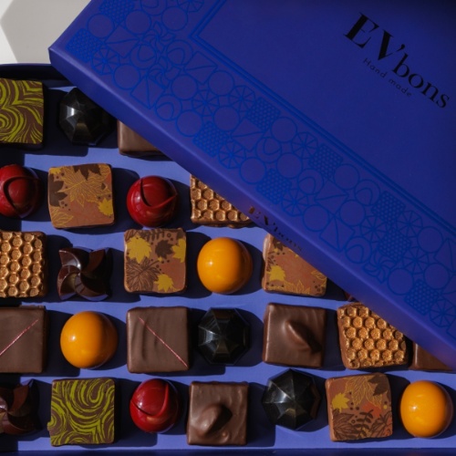 Четворна селекция от ръчно изработени шоколадови бонбони