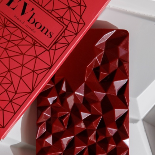 Нежен млечен шоколад без захар с кадифена лешникова паста